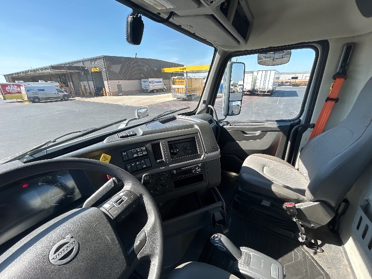 2020 Volvo VNR 640 in Lowell, AR — photo 10