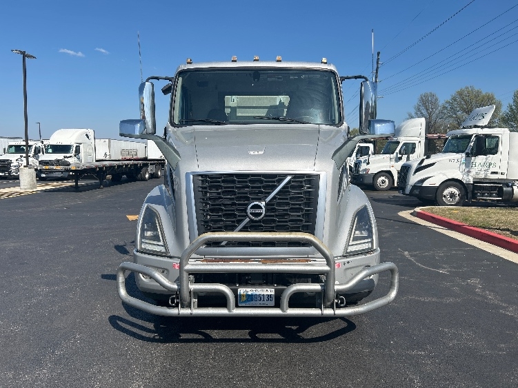 2020 Volvo VNR 640 in Lowell, AR — photo 2
