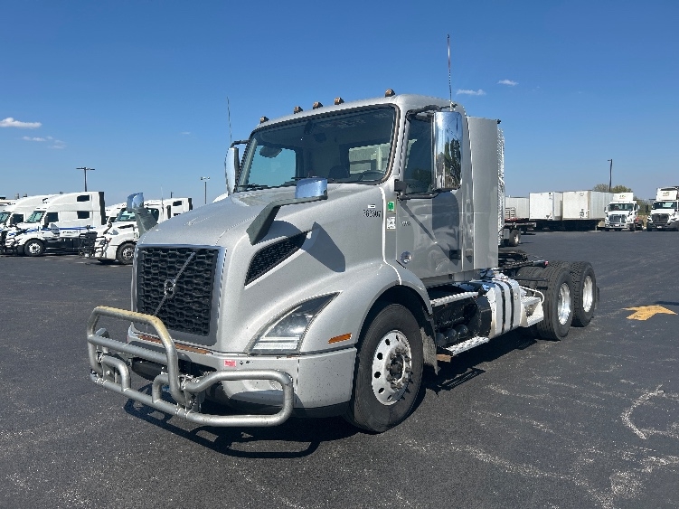 2020 Volvo VNR 640 in Lowell, AR — photo 3