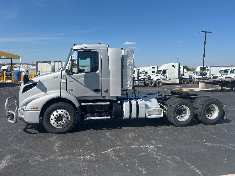 2020 Volvo VNR 640 in Lowell, AR — photo 4