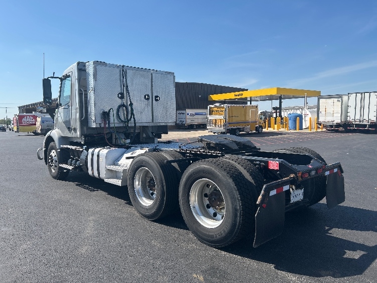 2020 Volvo VNR 640 in Lowell, AR — photo 5
