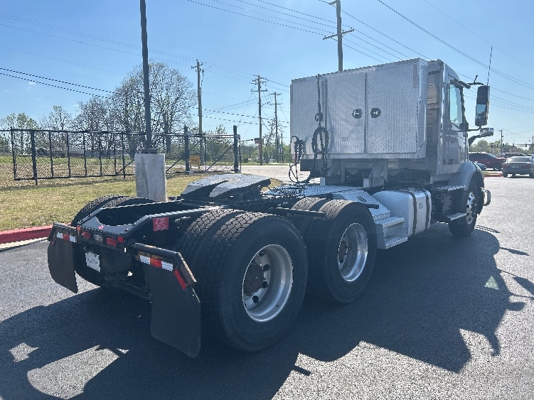 2020 Volvo VNR 640 in Lowell, AR — photo 7