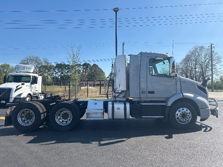 2020 Volvo VNR 640 in Lowell, AR — photo 8