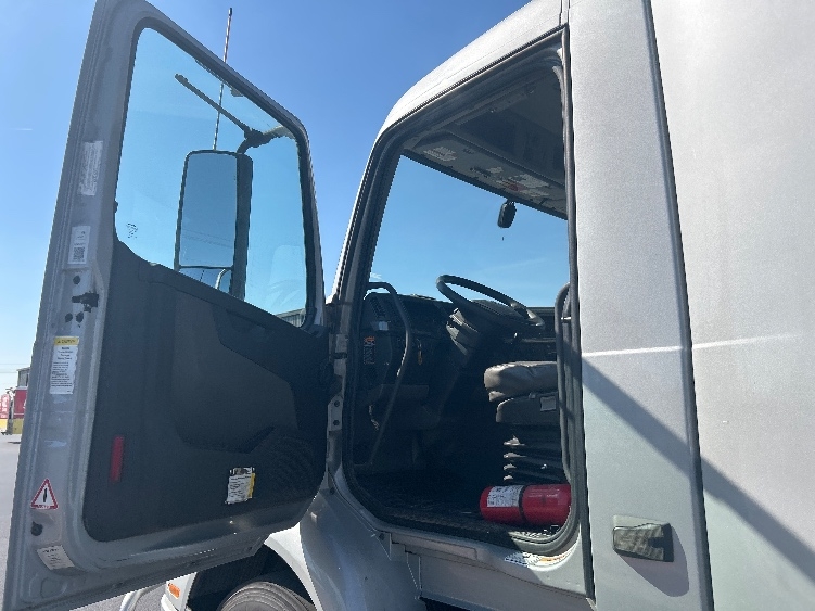 2020 Volvo VNR 640 in Lowell, AR — photo 9