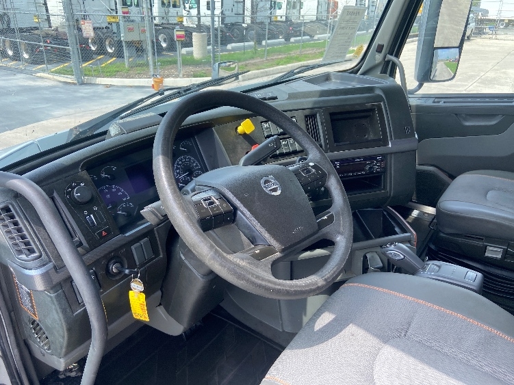 2020 Volvo VNR 640 in San Antonio, TX — photo 10