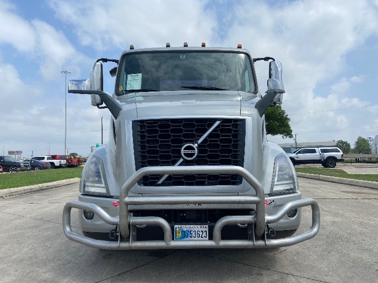 2020 Volvo VNR 640 in San Antonio, TX — photo 2