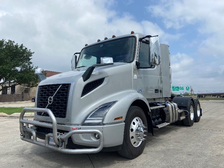 2020 Volvo VNR 640 in San Antonio, TX — photo 3