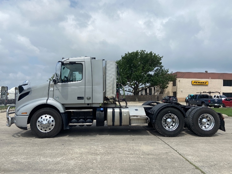 2020 Volvo VNR 640 in San Antonio, TX — photo 4