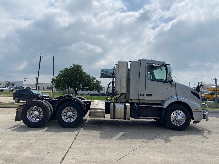 2020 Volvo VNR 640 in San Antonio, TX — photo 8