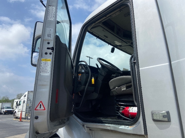 2020 Volvo VNR 640 in San Antonio, TX — photo 9