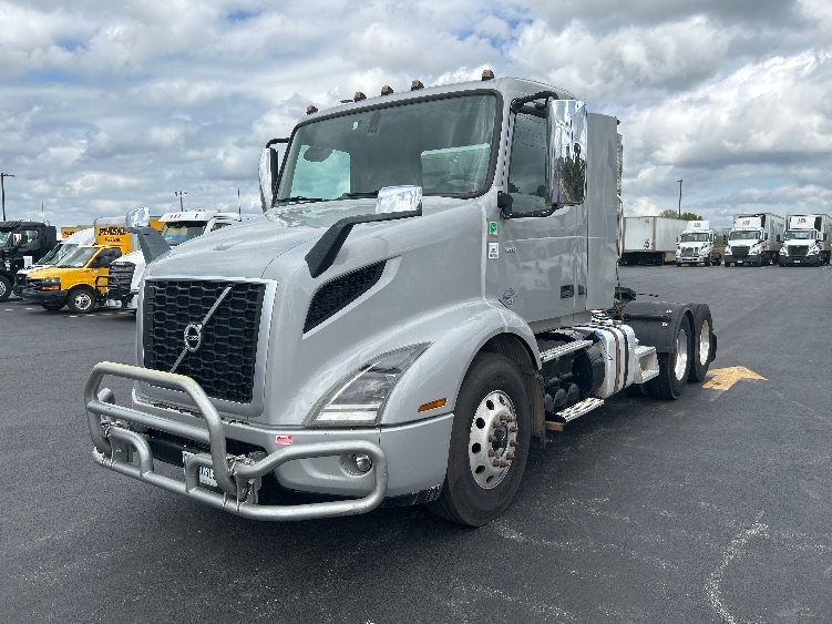 2020 Volvo VNR 640 in Lowell, AR — photo 3