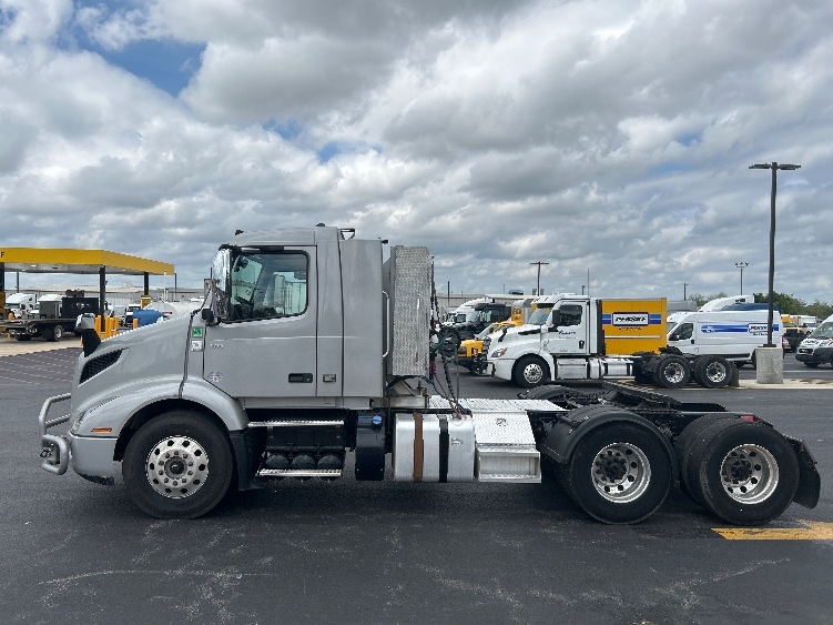 2020 Volvo VNR 640 in Lowell, AR — photo 4