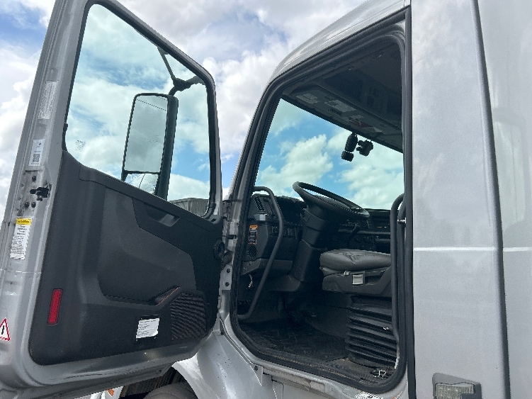 2020 Volvo VNR 640 in Lowell, AR — photo 9