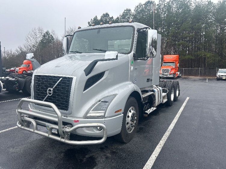 2020 Volvo VNR 640 in Greensboro, NC — photo 3