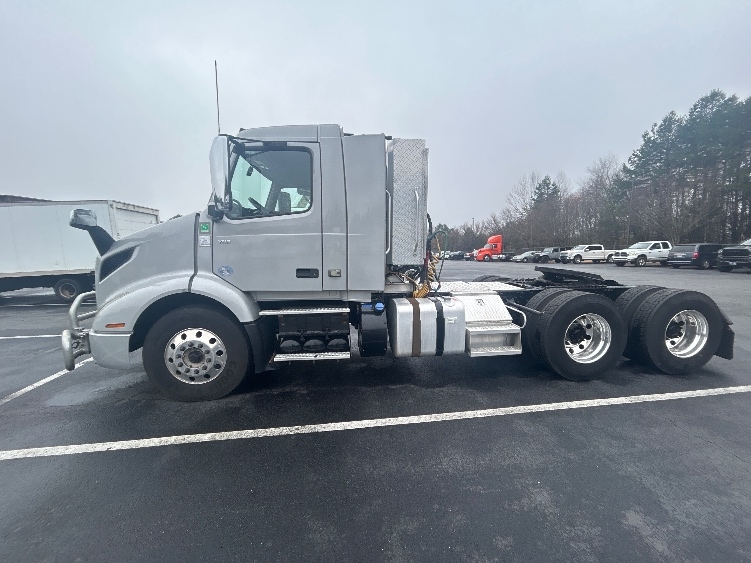 2020 Volvo VNR 640 in Greensboro, NC — photo 4