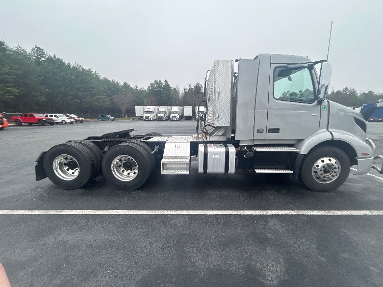 2020 Volvo VNR 640 in Greensboro, NC — photo 8