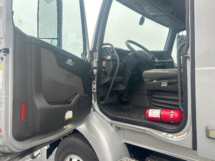 2020 Volvo VNR 640 in Greensboro, NC — photo 9