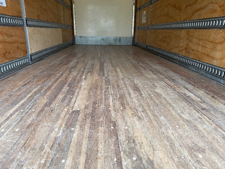 2020 Isuzu NRR in Alexandria, VA — photo 10