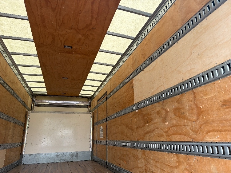 2020 Isuzu NRR in Alexandria, VA — photo 9