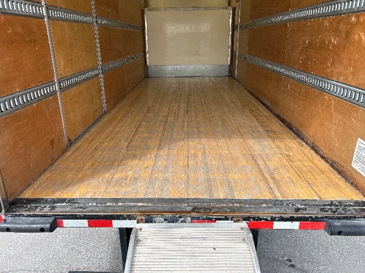 2020 Isuzu NRR in Omaha, NE — photo 10