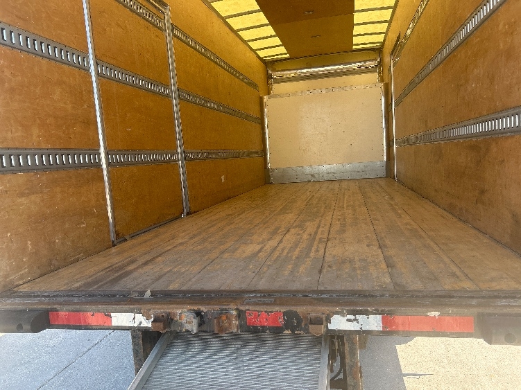 2020 Isuzu NRR in Des Moines, IA — photo 10