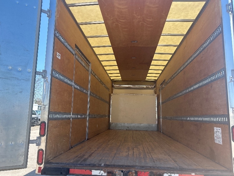 2020 Isuzu NRR in Des Moines, IA — photo 8