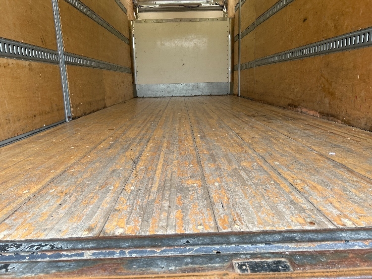 2020 Isuzu NRR in Middlefield, OH — photo 10