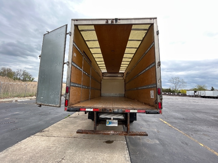 2020 Isuzu NRR in Middlefield, OH — photo 8