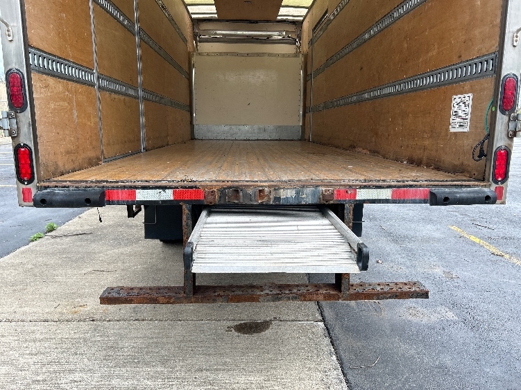 2020 Isuzu NRR in Middlefield, OH — photo 9
