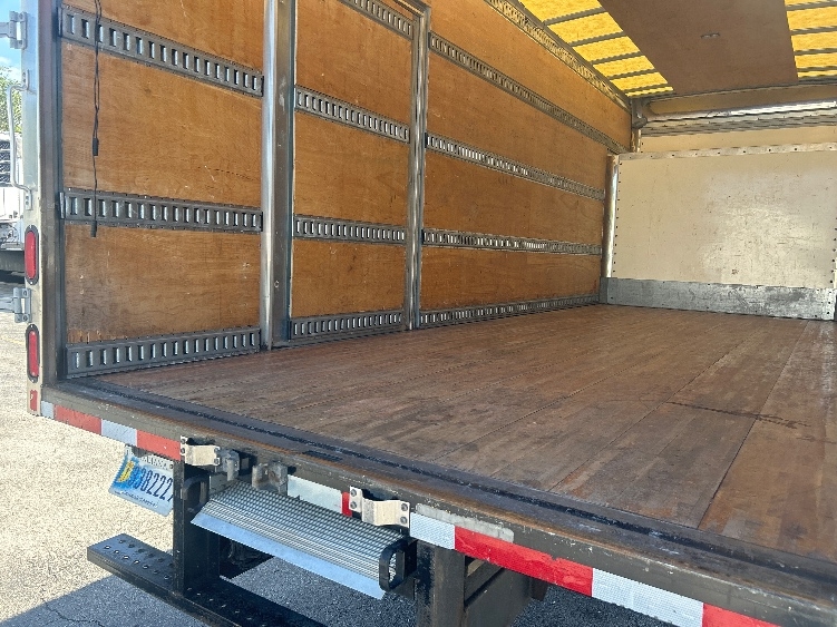 2020 Isuzu NRR in Medley, FL — photo 10