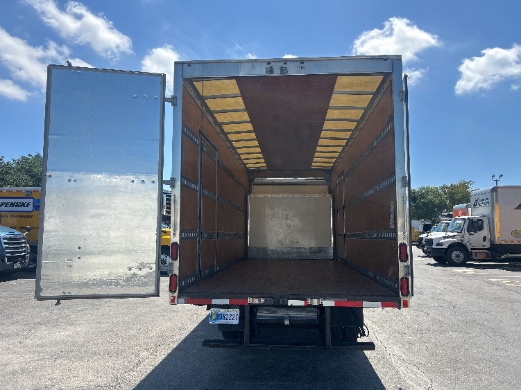 2020 Isuzu NRR in Medley, FL — photo 7