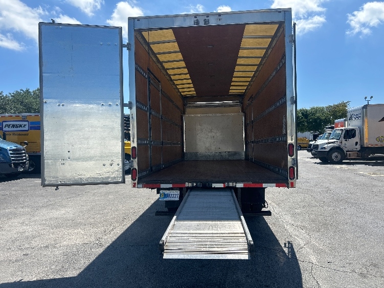 2020 Isuzu NRR in Medley, FL — photo 8