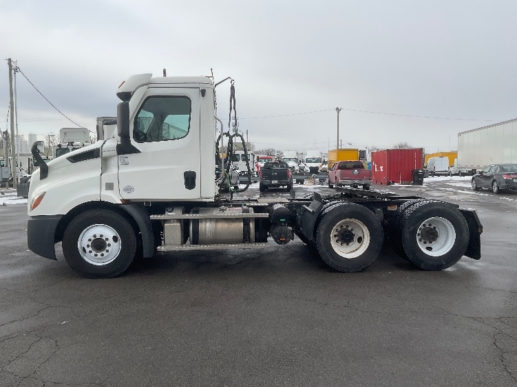 2020 Freightliner Cascadia in Fort Wayne, IN — photo 4
