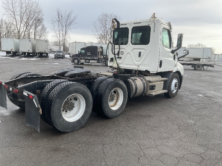 2020 Freightliner Cascadia in Fort Wayne, IN — photo 7