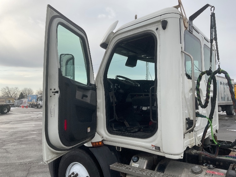 2020 Freightliner Cascadia in Fort Wayne, IN — photo 9