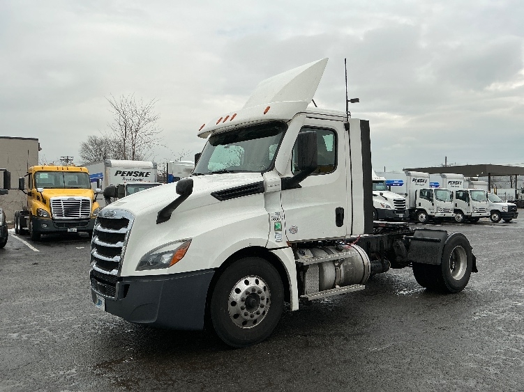 2020 Freightliner Cascadia in Linden, NJ — photo 3