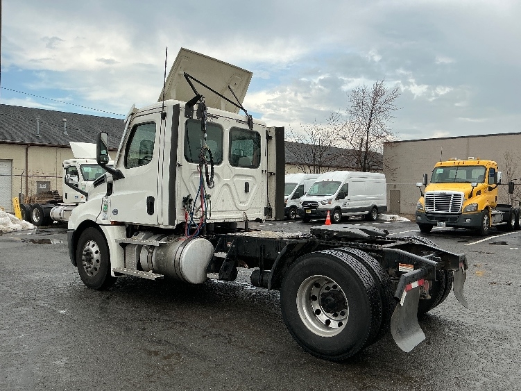 2020 Freightliner Cascadia in Linden, NJ — photo 5