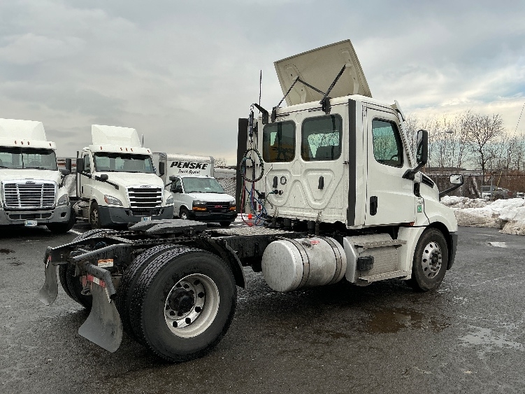 2020 Freightliner Cascadia in Linden, NJ — photo 7