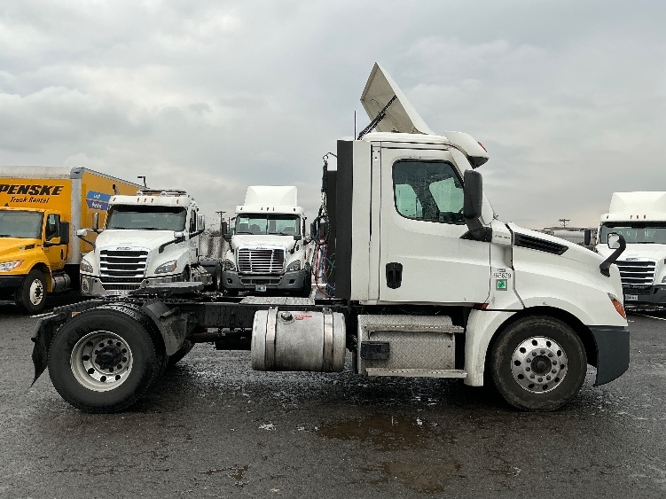 2020 Freightliner Cascadia in Linden, NJ — photo 8