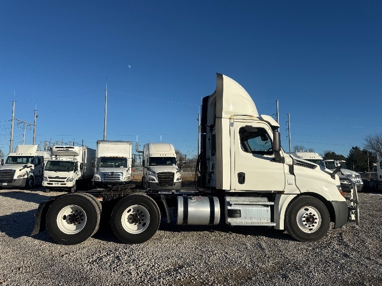 2020 Freightliner Cascadia in Omaha, NE — photo 8