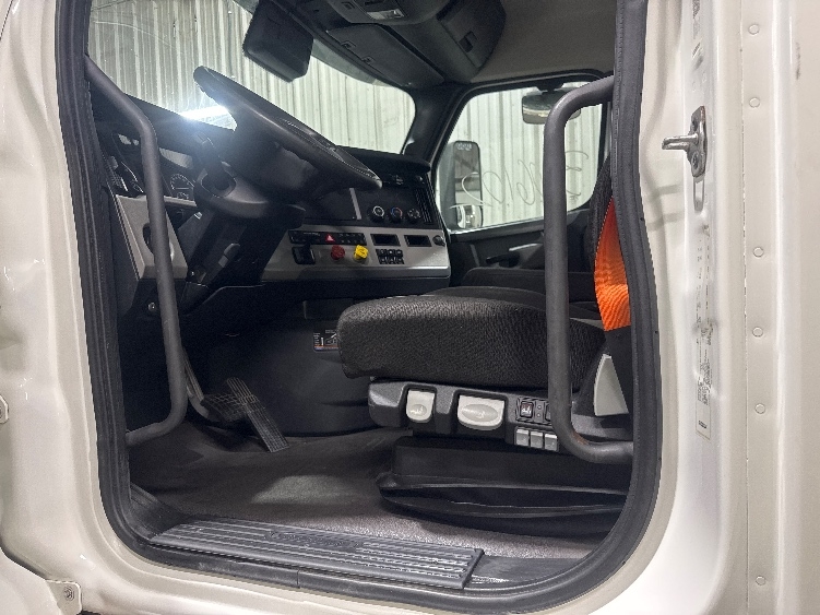 2020 Freightliner Cascadia in Omaha, NE — photo 9