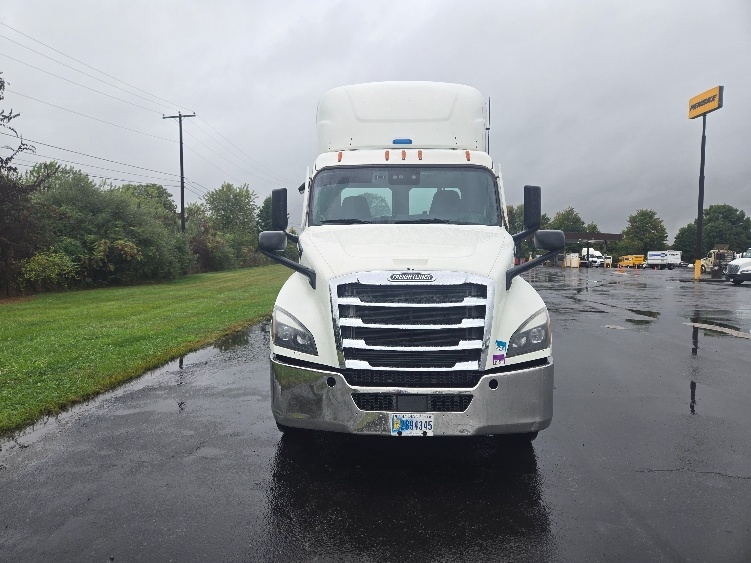 2020 Freightliner Cascadia in White Deer, PA — photo 2