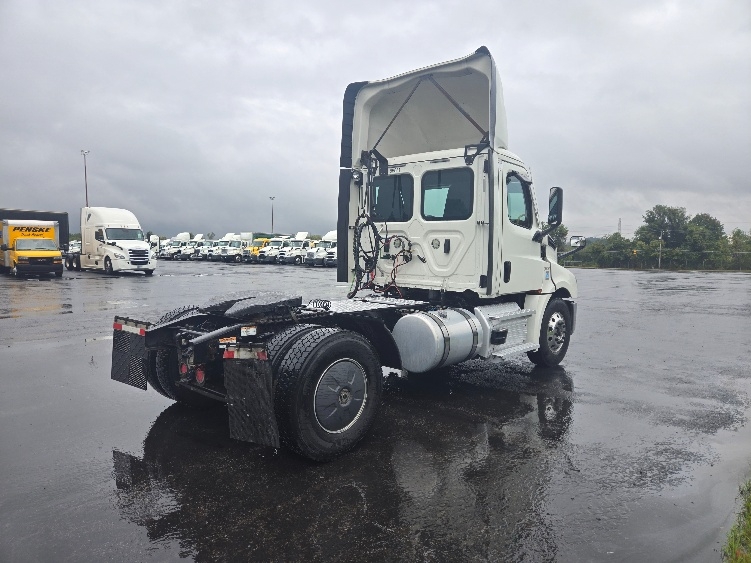 2020 Freightliner Cascadia in White Deer, PA — photo 7