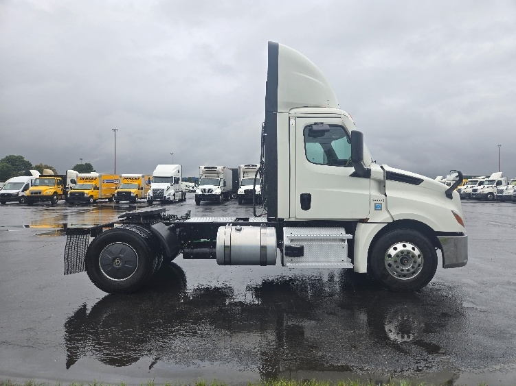 2020 Freightliner Cascadia in White Deer, PA — photo 8
