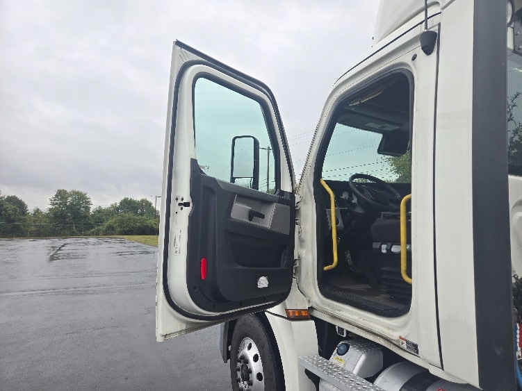 2020 Freightliner Cascadia in White Deer, PA — photo 9