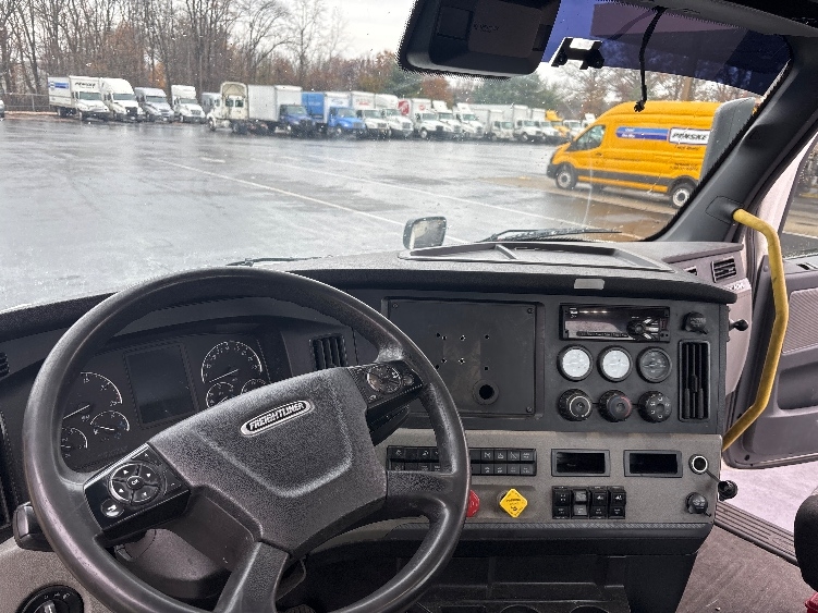 2020 Freightliner Cascadia in Burlington, NJ — photo 10