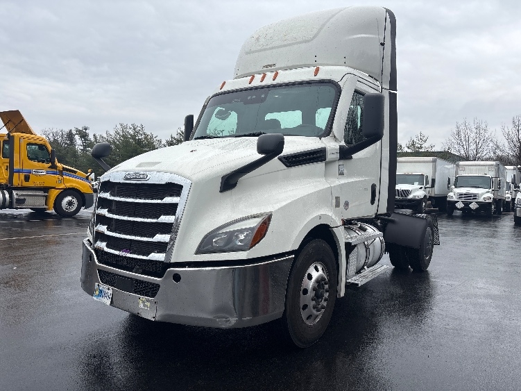 2020 Freightliner Cascadia in Burlington, NJ — photo 3