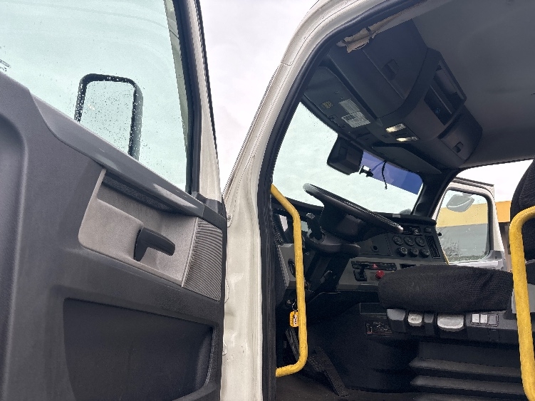 2020 Freightliner Cascadia in Burlington, NJ — photo 9