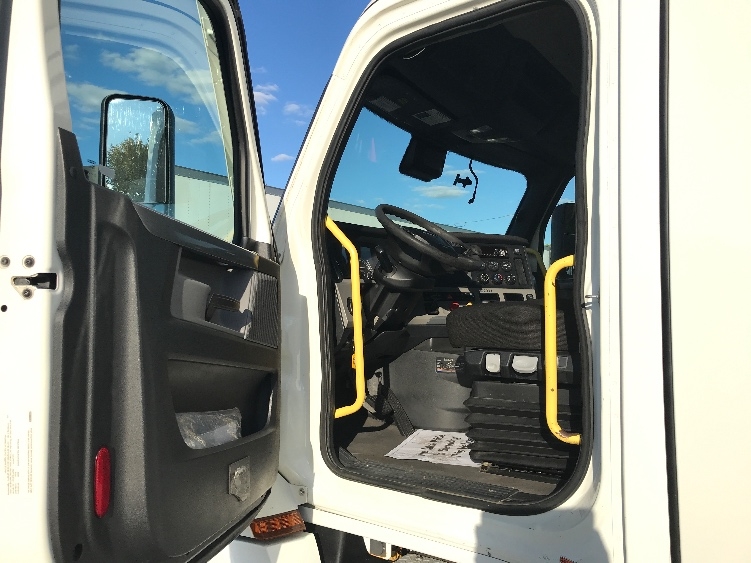 2020 Freightliner Cascadia in Allentown, PA — photo 9