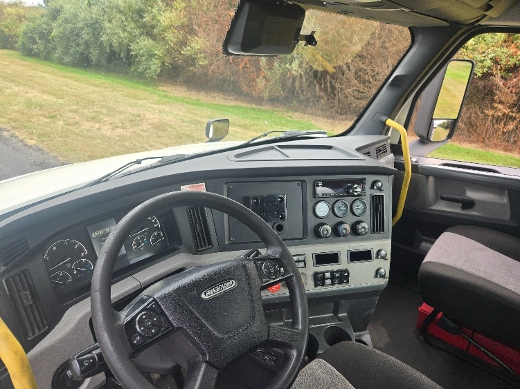 2020 Freightliner Cascadia in White Deer, PA — photo 10